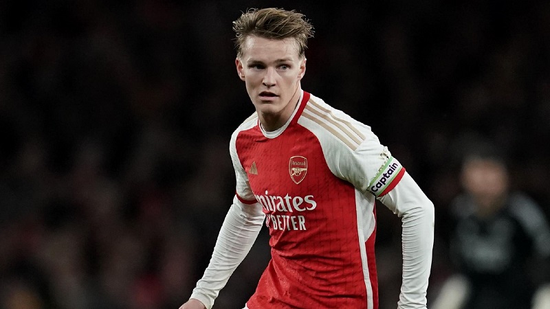 odegaard-am-tham-hon-de-giup-arsenal-ruc-chay